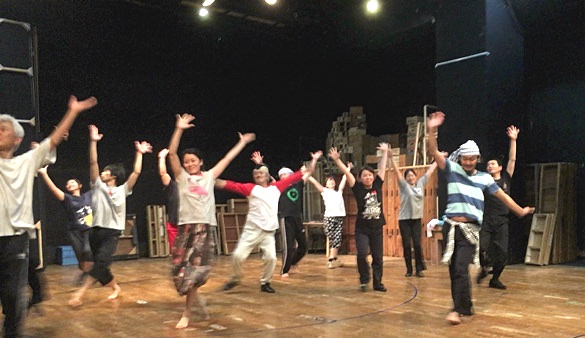 『天一坊十六番』近藤良平（右手前）の振付でダンスのレッスンをする出演者たち。